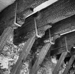 845509 Afbeelding van de restanten van een balklaag in het gebouw van het Manchetknopenbedrijf Roly NV (Oudegracht 219) ...